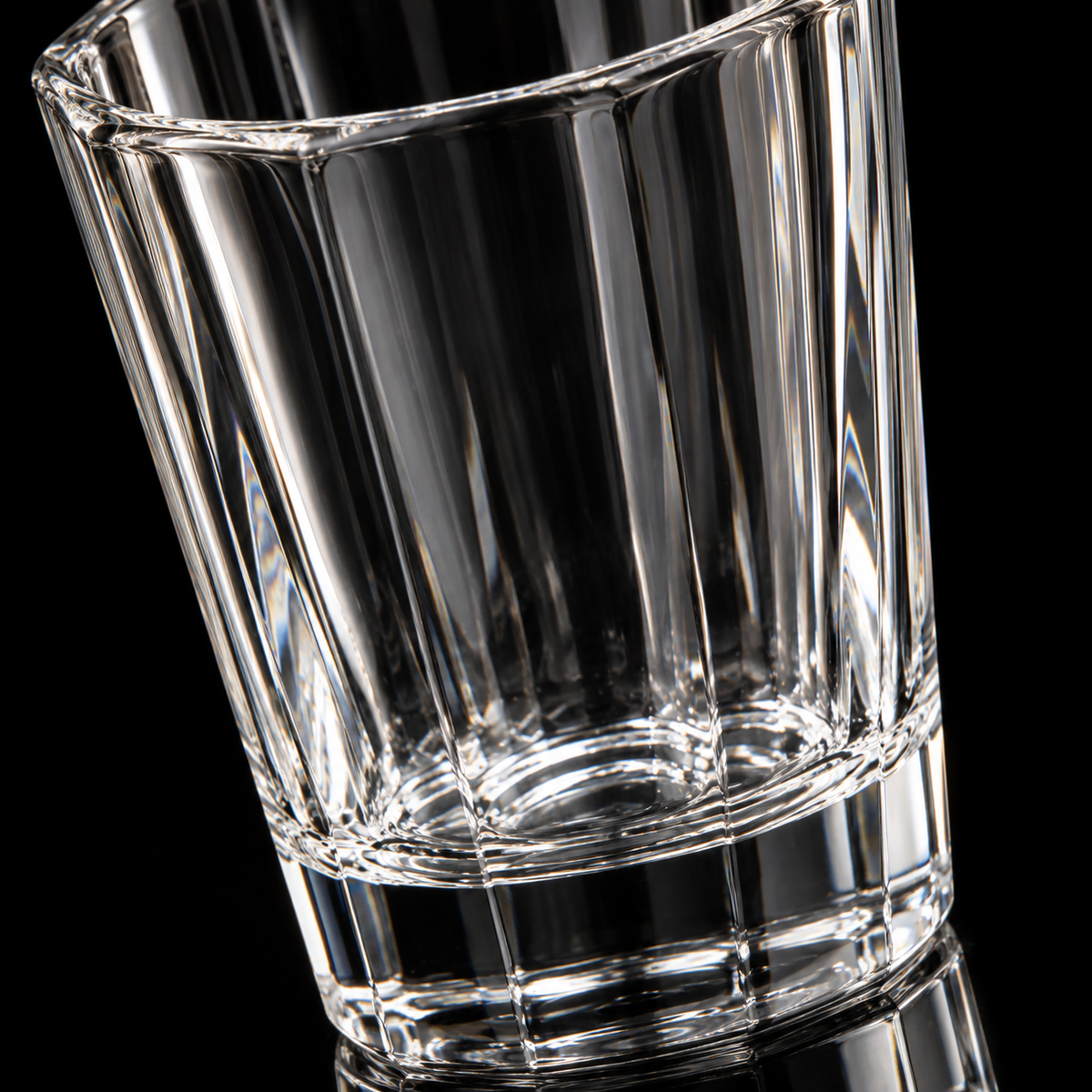Faceted crystal tumbler detail