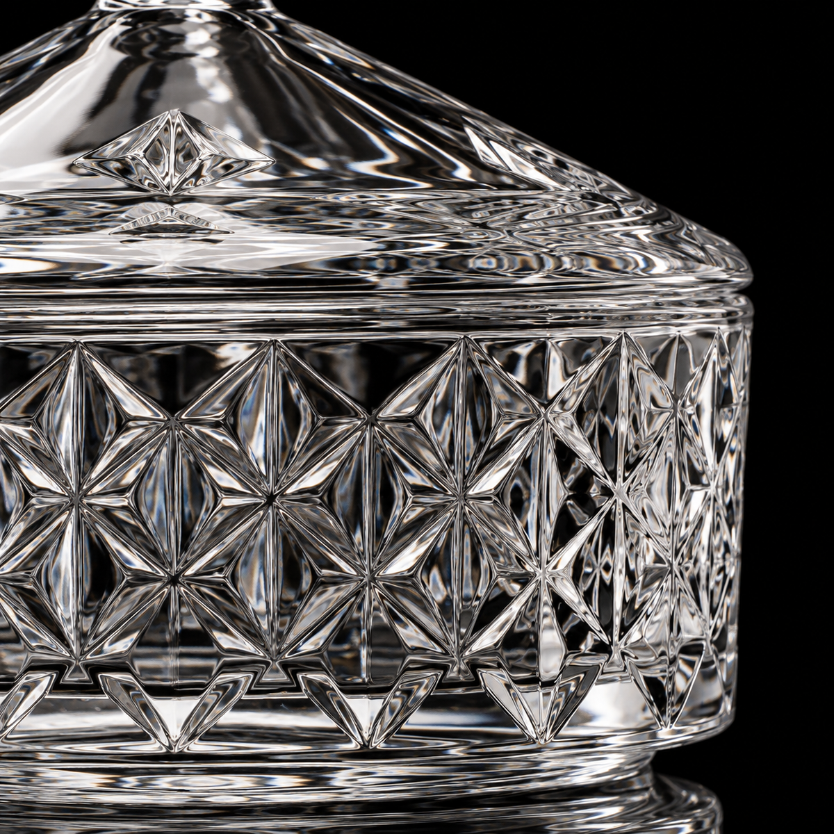 Crystal round candy box with lid detail