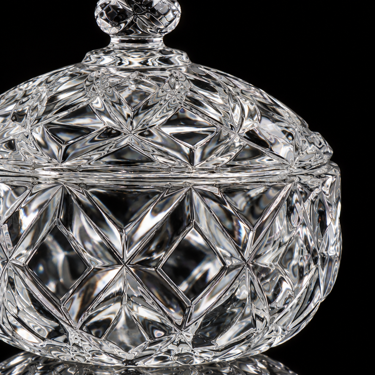 Crystal star-cut candy jar with lid detail