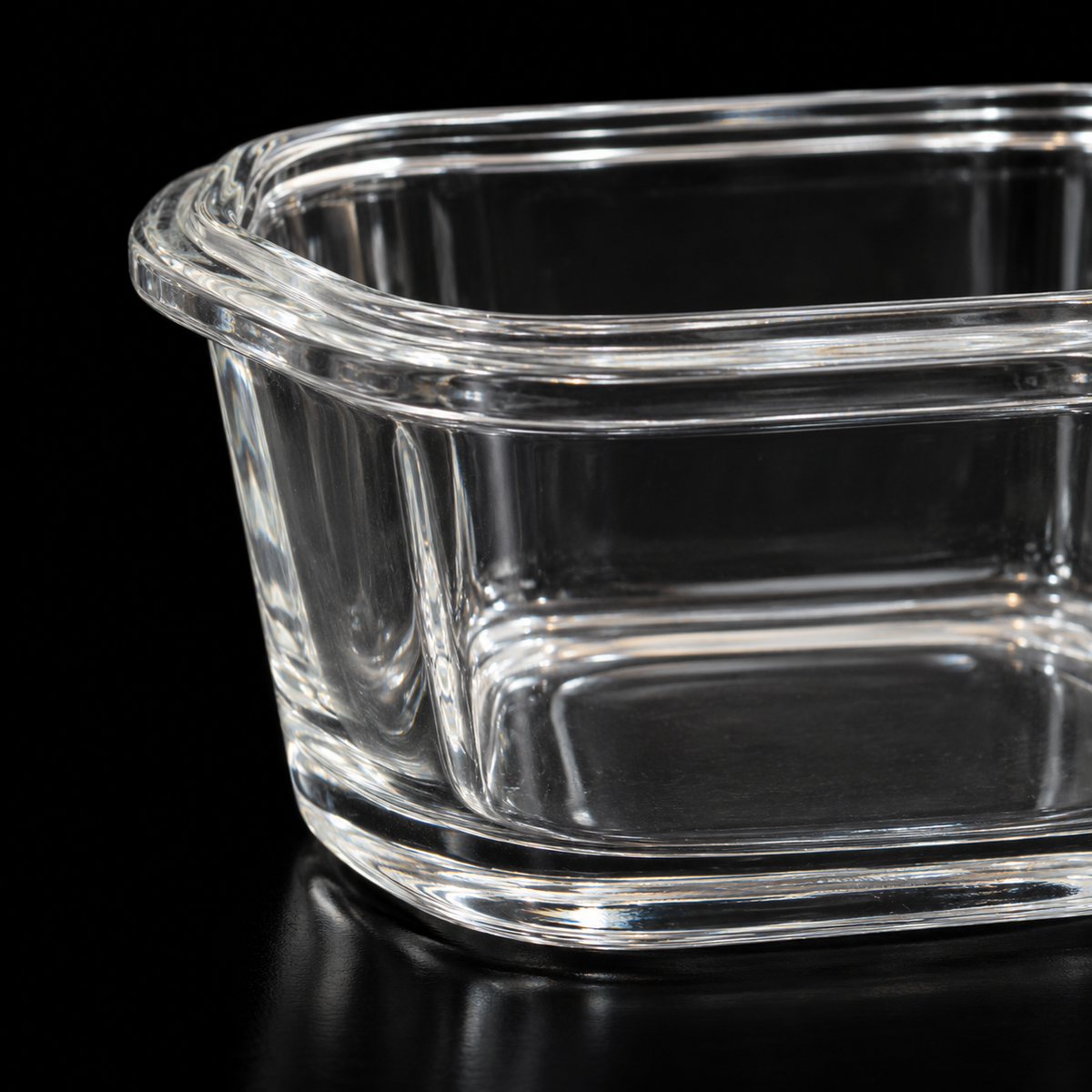 Close-up of the square glass dish corner and lip