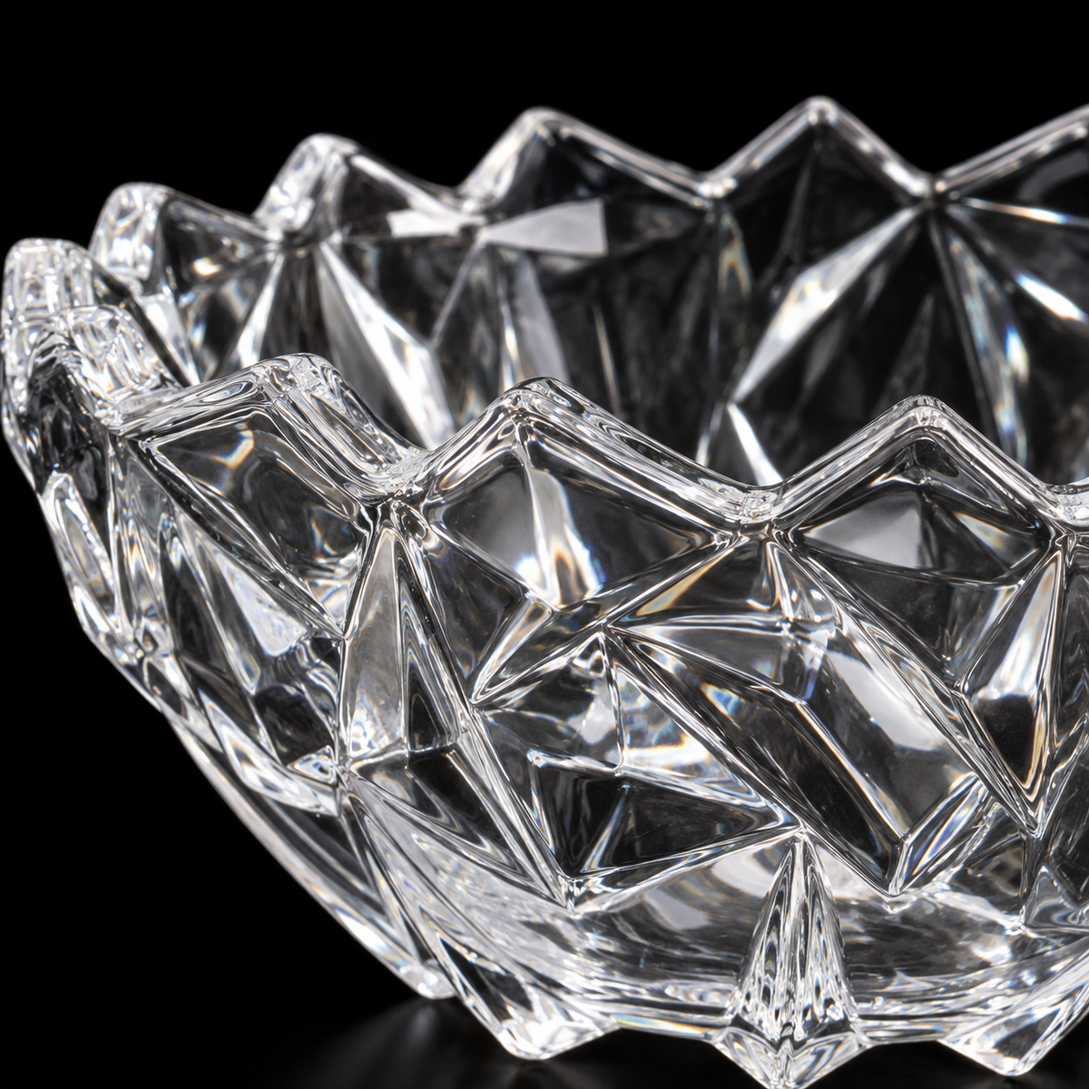 B-904 fruit bowl jagged rim close-up