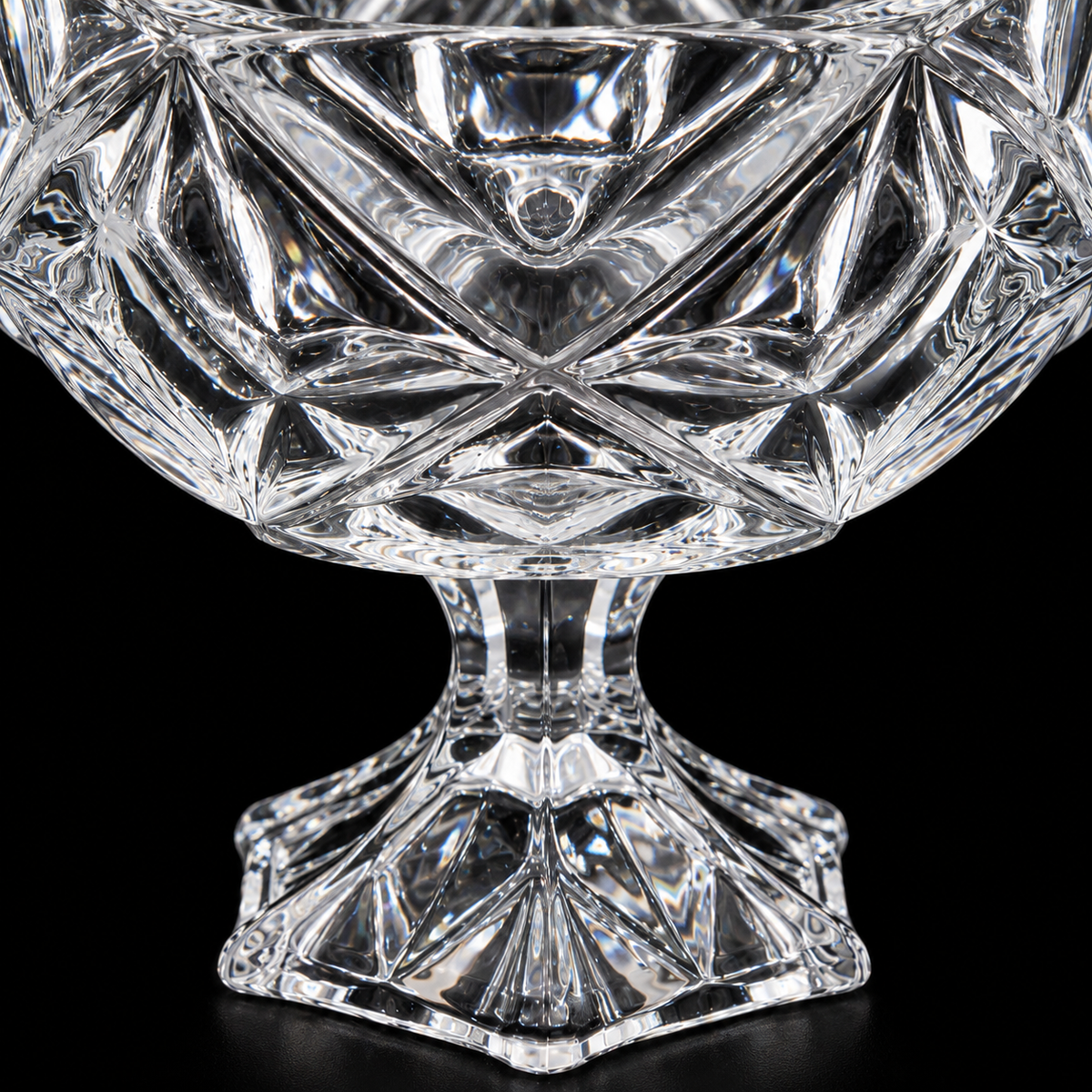 Close-up of the diamond cuts and hexagonal foot