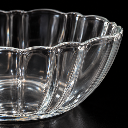Close-up of the scalloped rim and flutes