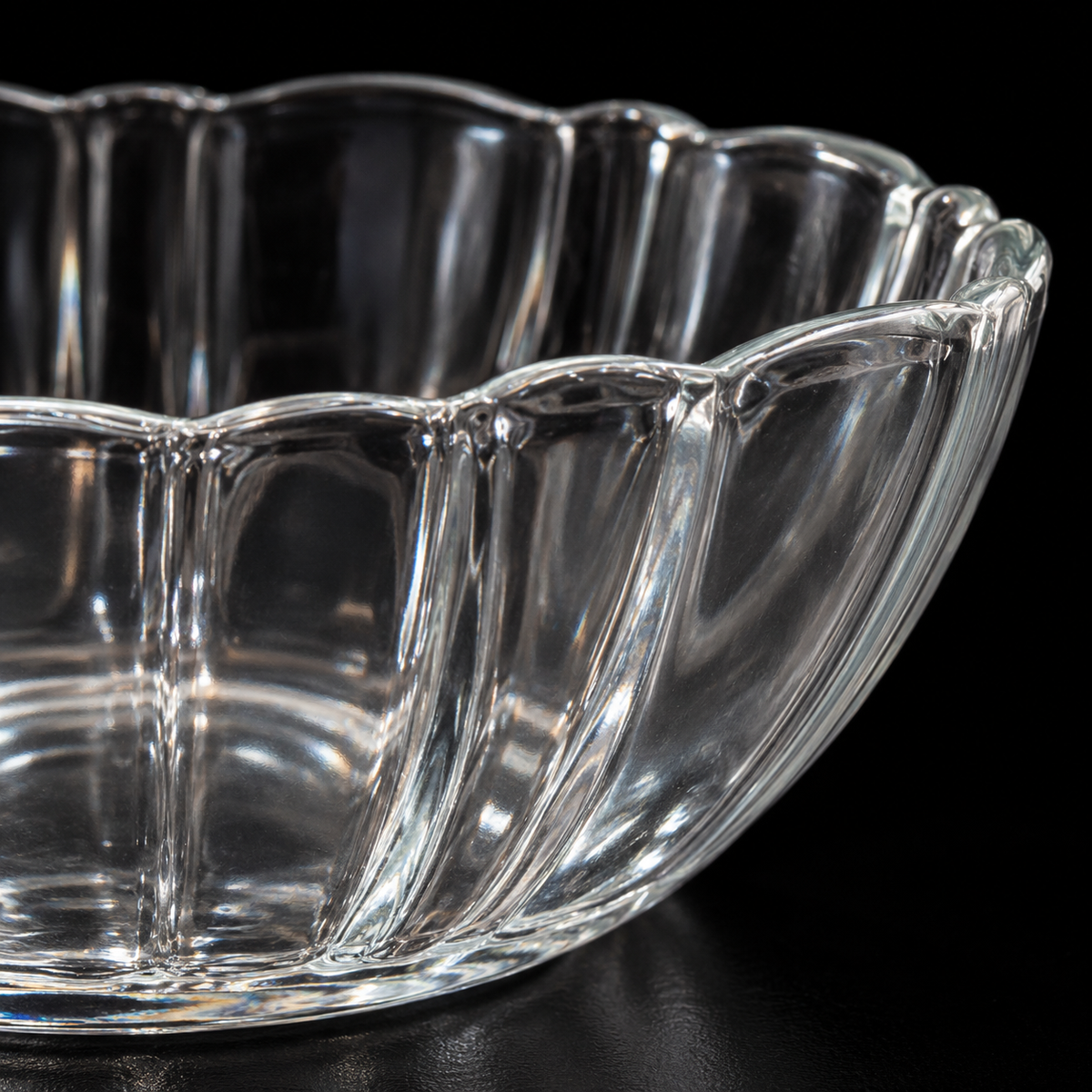 Close-up of the scalloped rim and flutes