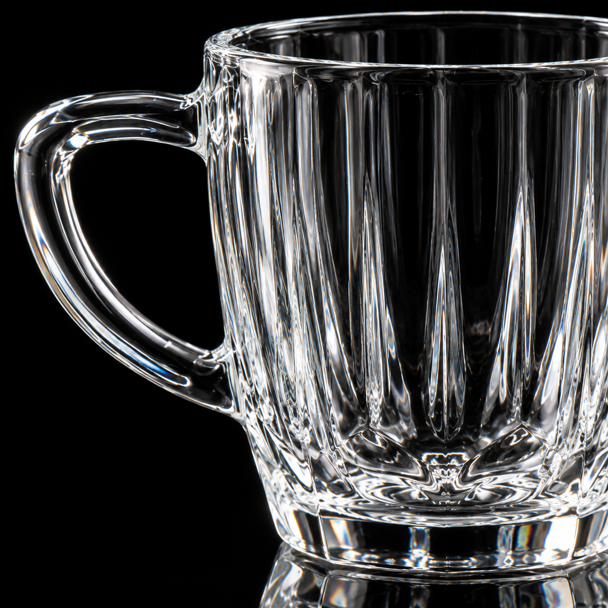 Glass tea cup with handle detail