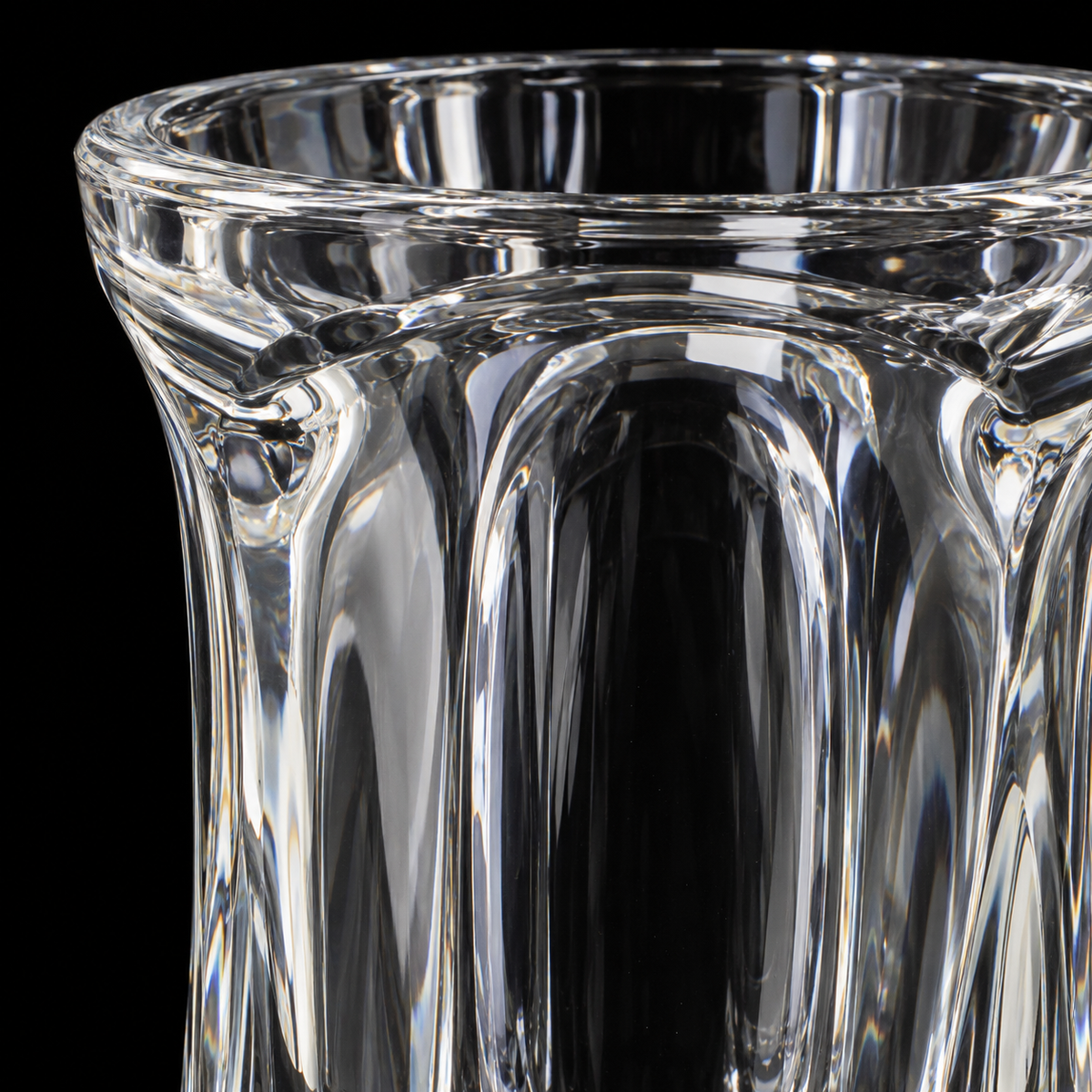 F-216 Flower Vase close-up of sculpted crystal rim
