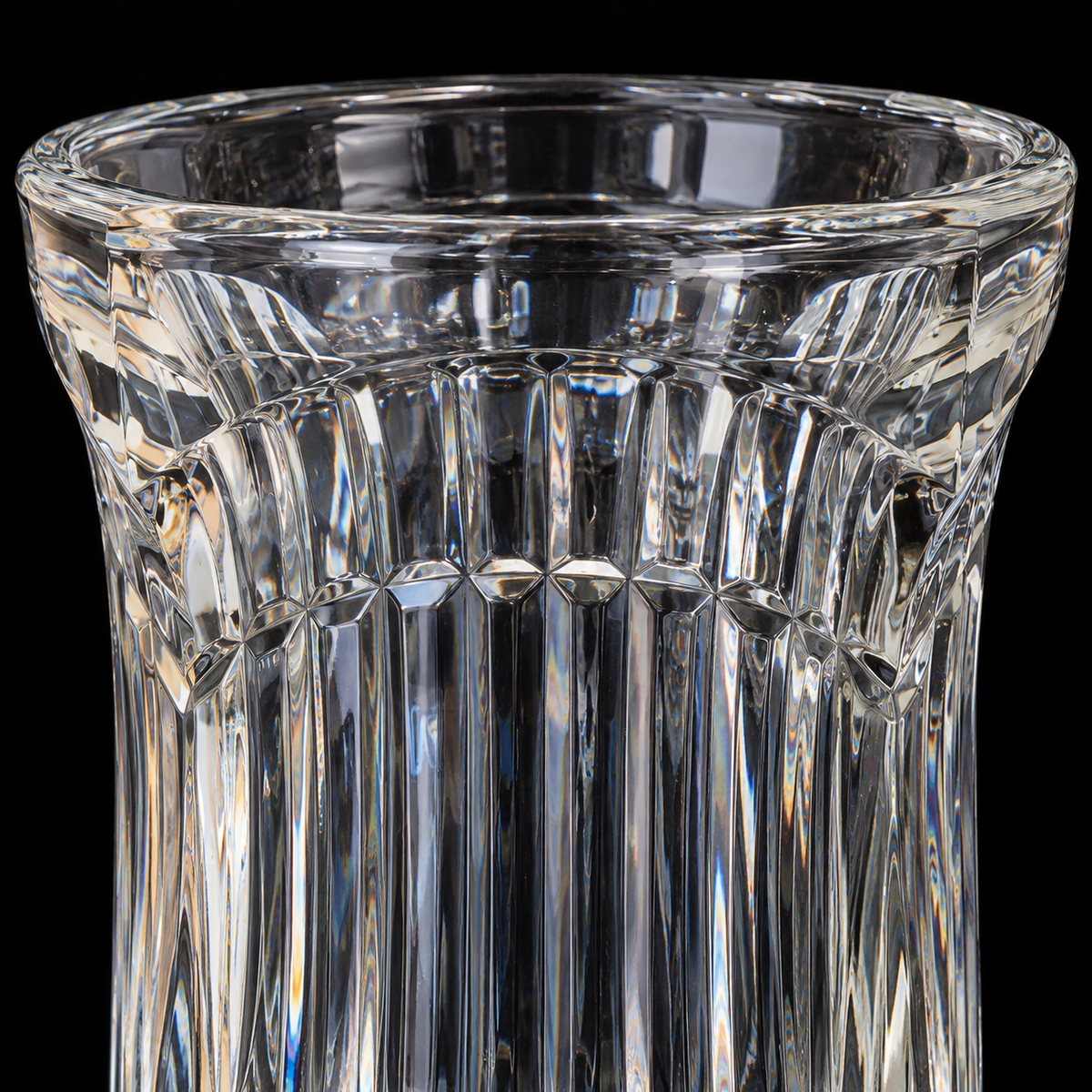 F-217 Flower Vase close-up of fluted crystal rim