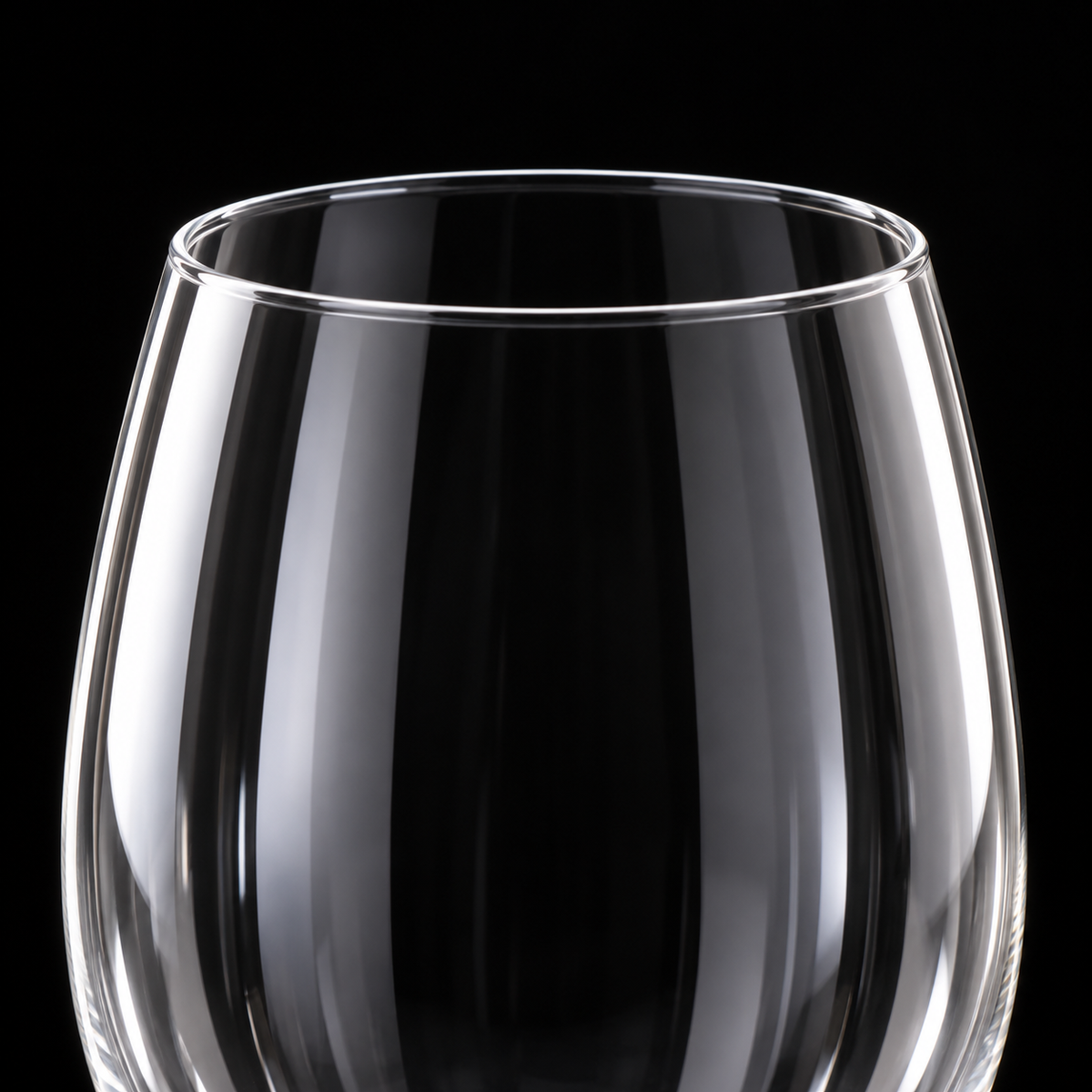 Close-up of the thin wine glass rim