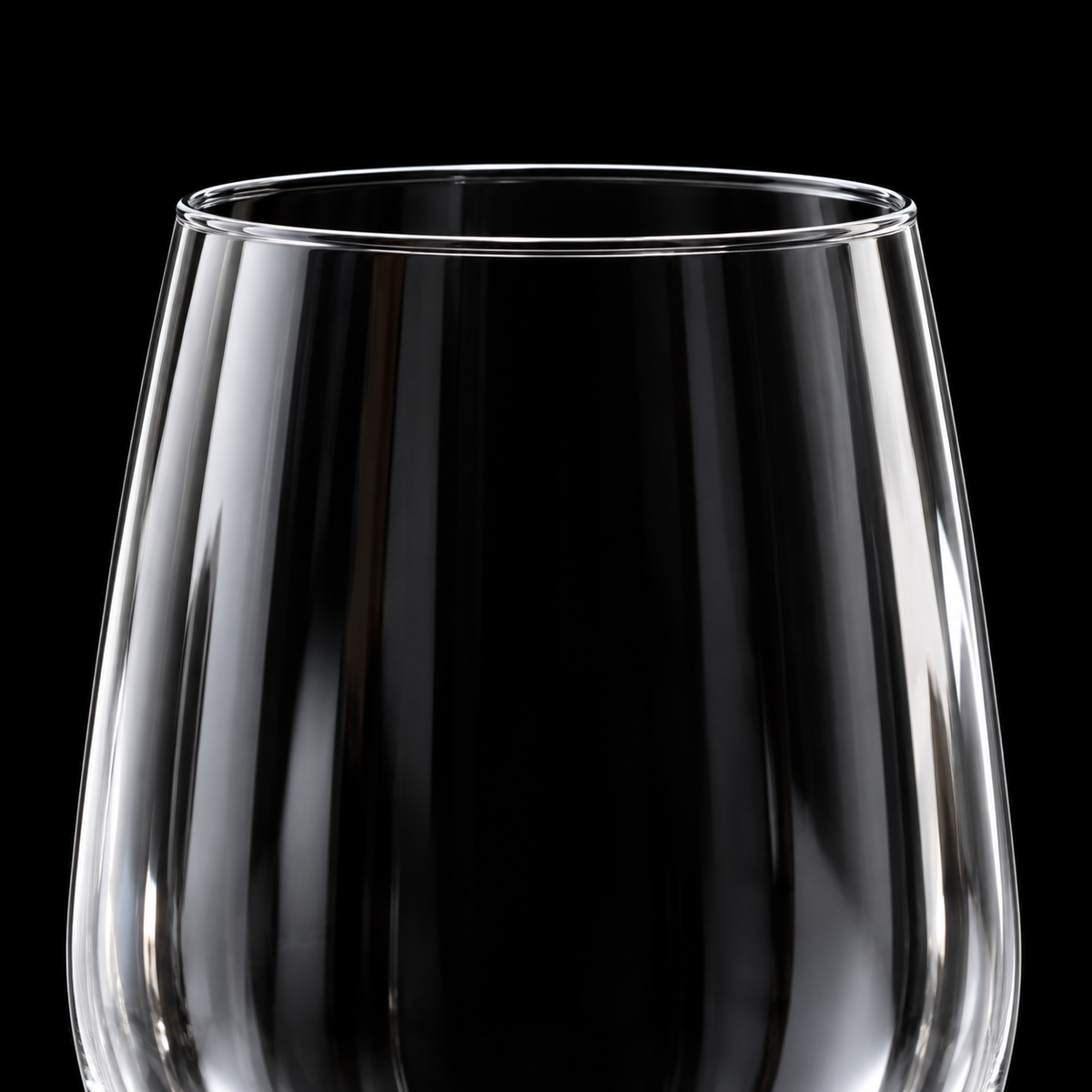 Close-up of the thin wine glass rim