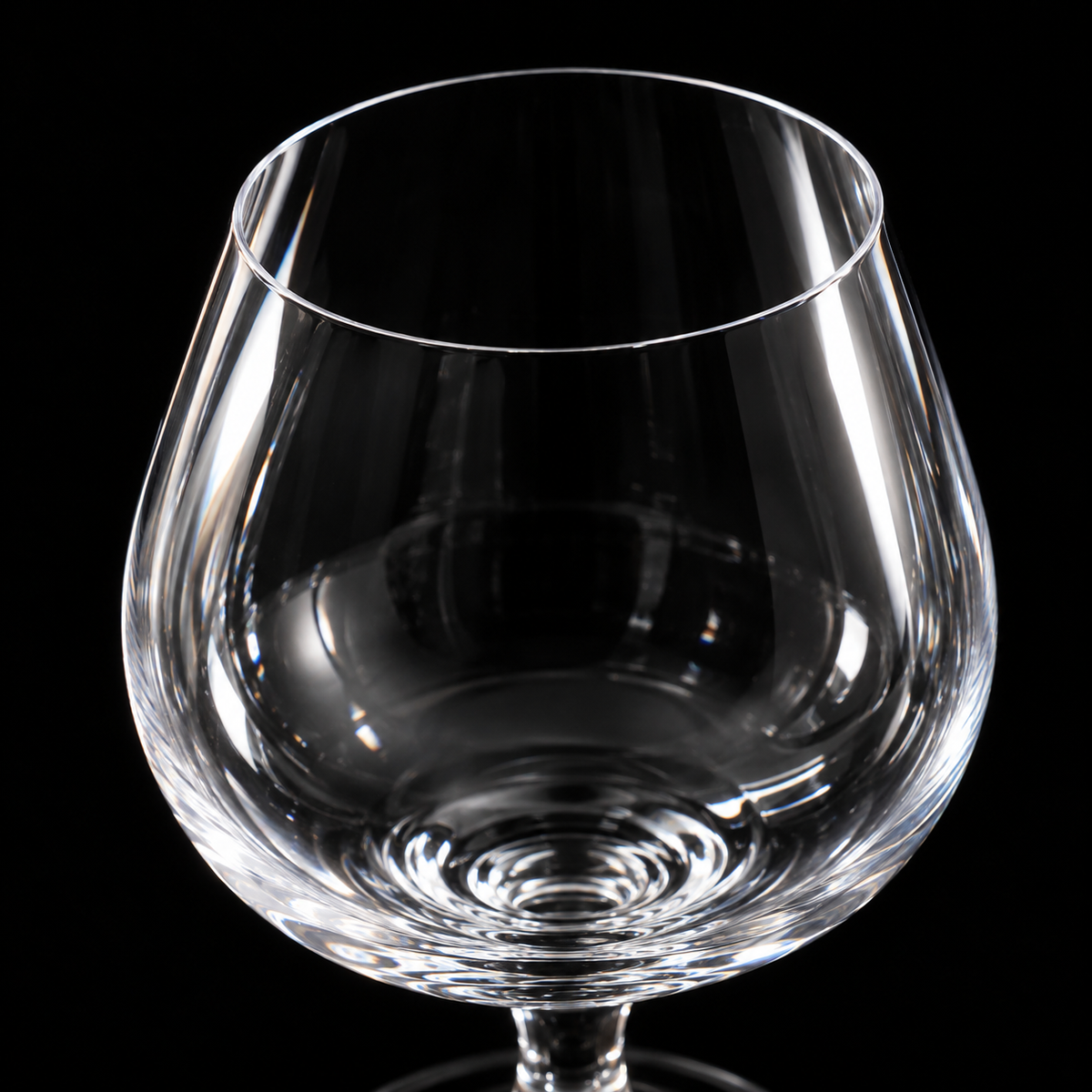 Close-up of the thin snifter rim