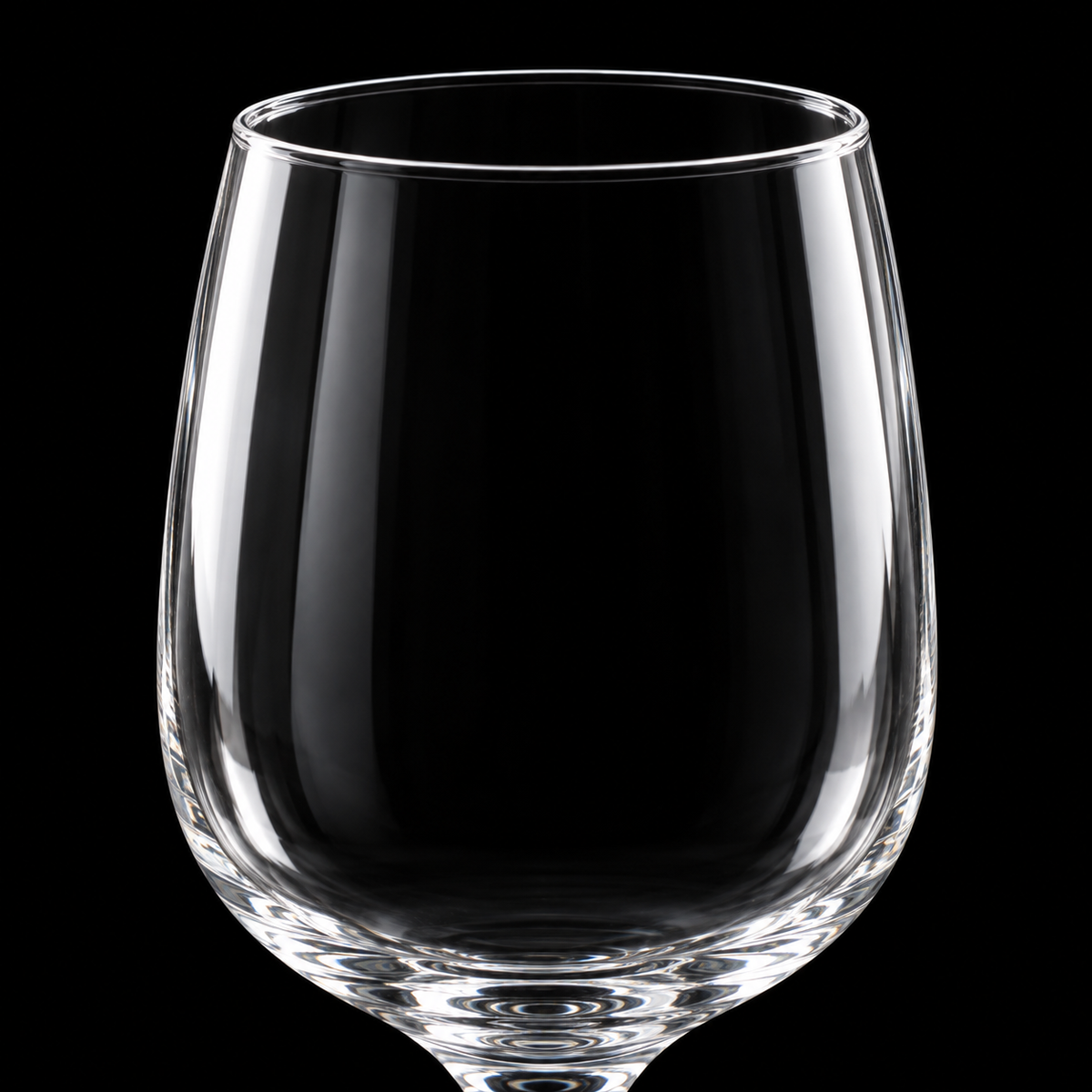 Close-up of the thin wine glass rim
