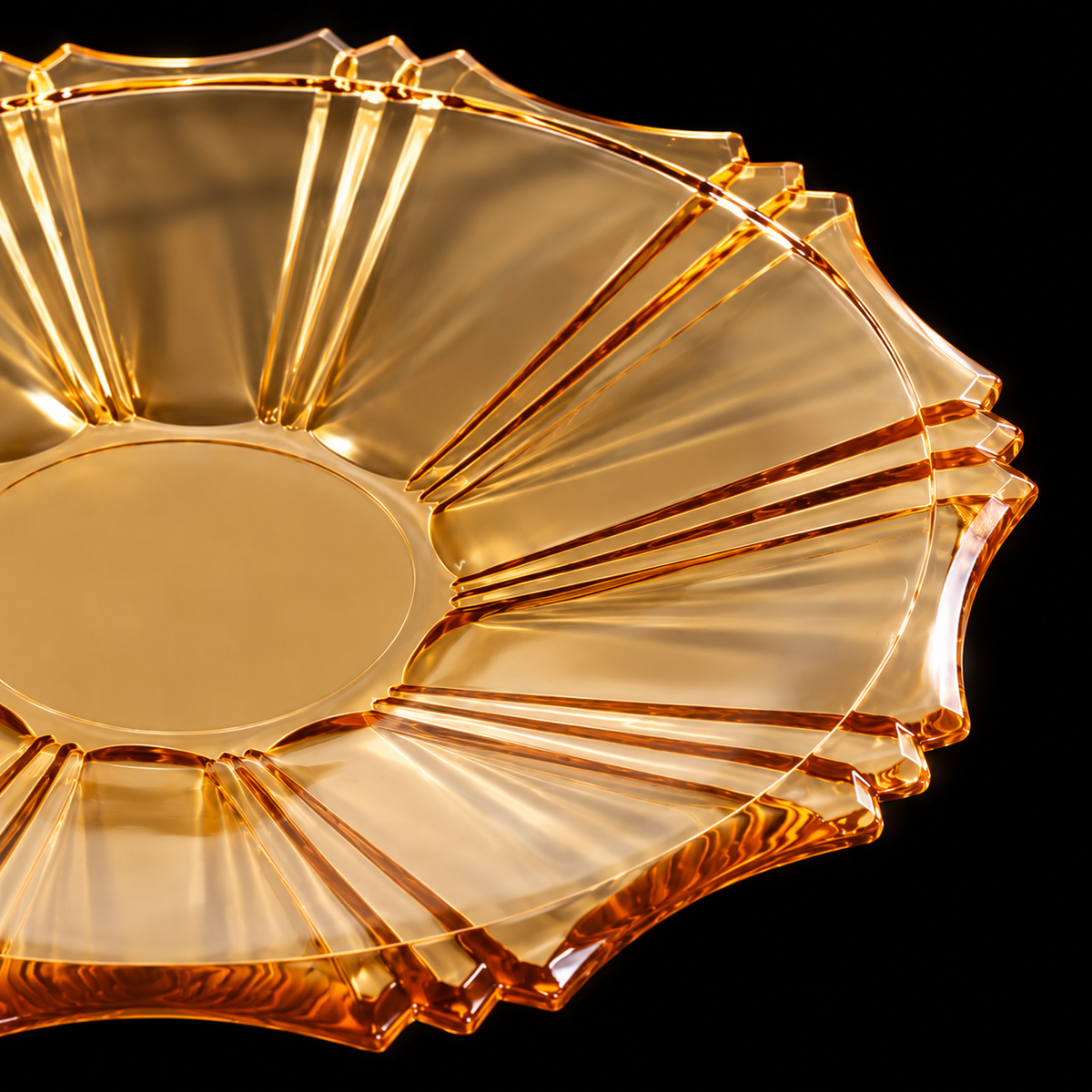 Close-up of the ribbed petal rim