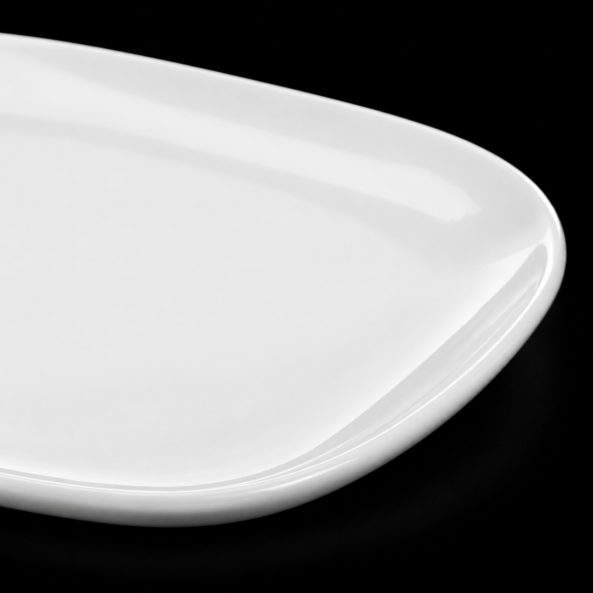 P-808 plate rim close-up