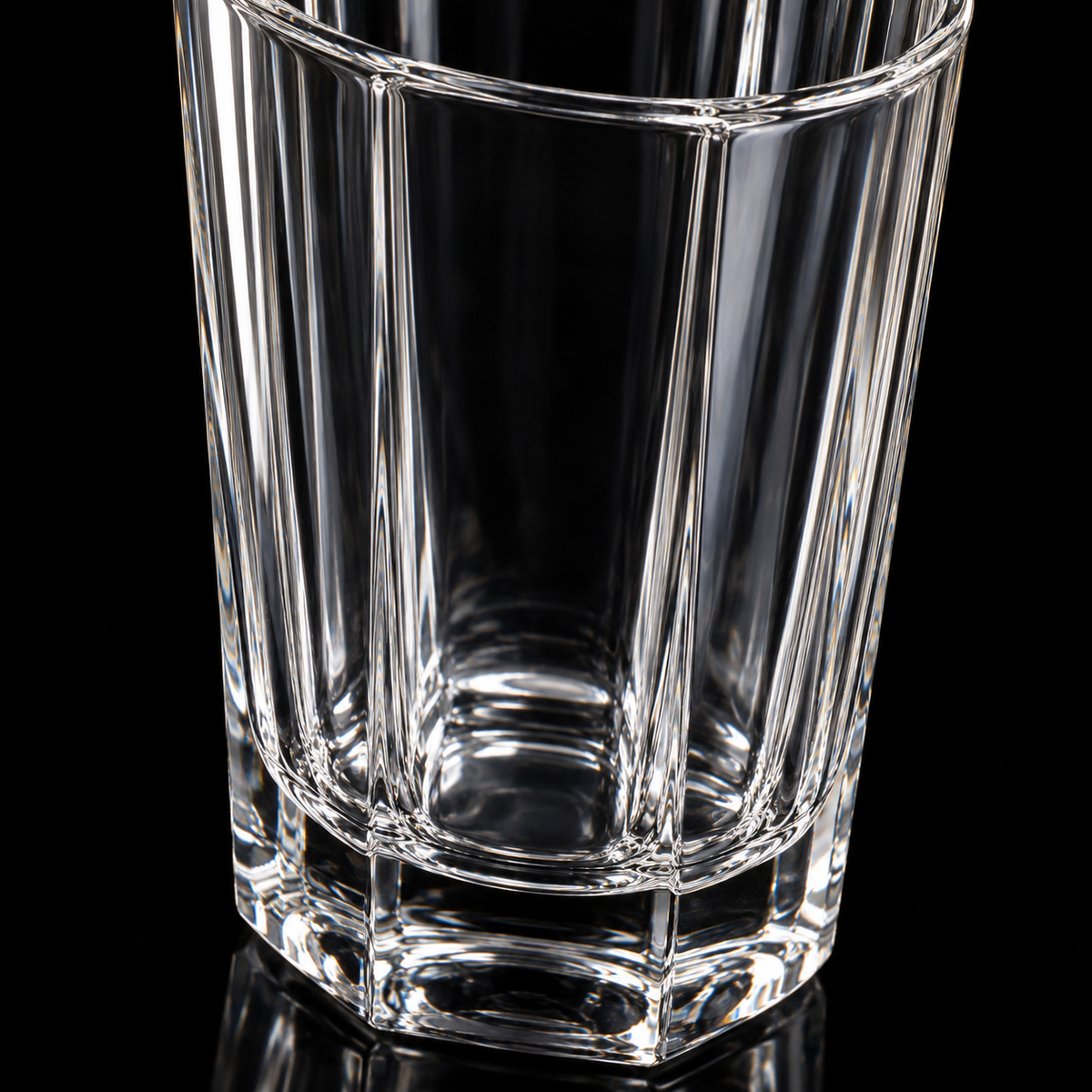 Octagonal crystal highball glass detail